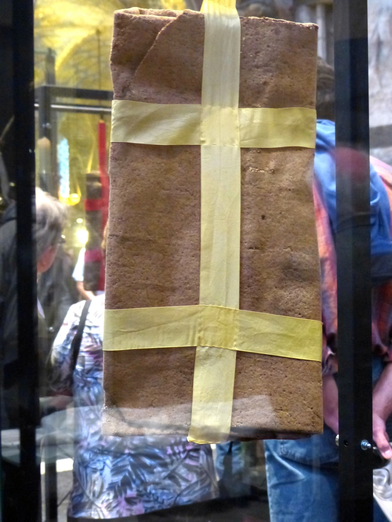 Die Windel Jesu im Aachener Dom (Foto: <a href="https://commons.wikimedia.org/wiki/Category:2014_Aachen_Pilgrimage#/media/File:AC_Dom_Heiligtum_Windel_Jesu1.jpg">Geolina 163 (WikimediaCommons)</a>, <a href="https://creativecommons.org/licenses/by-sa/3.0/deed.en">CC BY-SA 3.0</a>